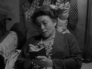 Moe (Thelma Ritter) tallies her small earnings.